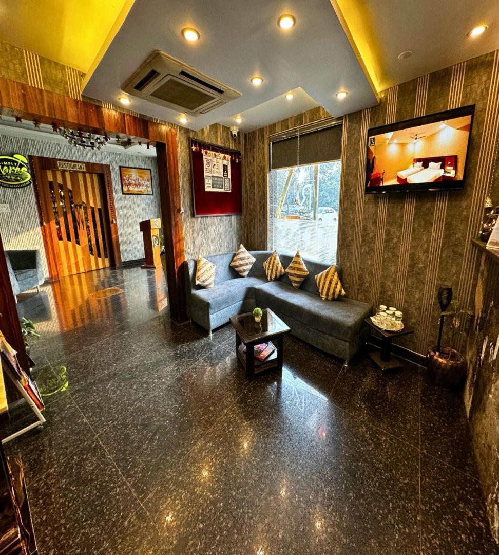 Hotel Runway Inn Pura Raghunath Екстер'єр фото