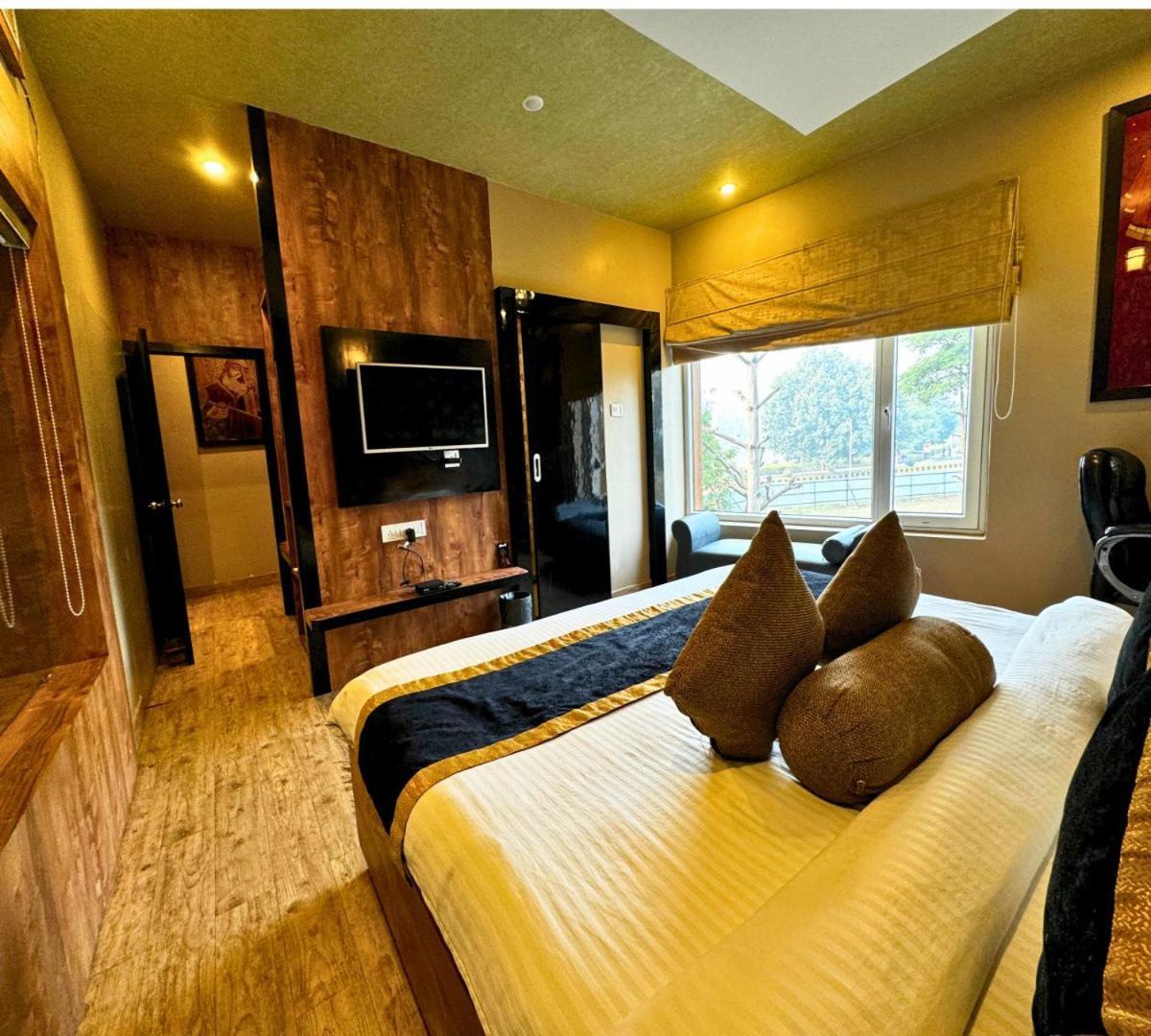 Hotel Runway Inn Pura Raghunath Екстер'єр фото