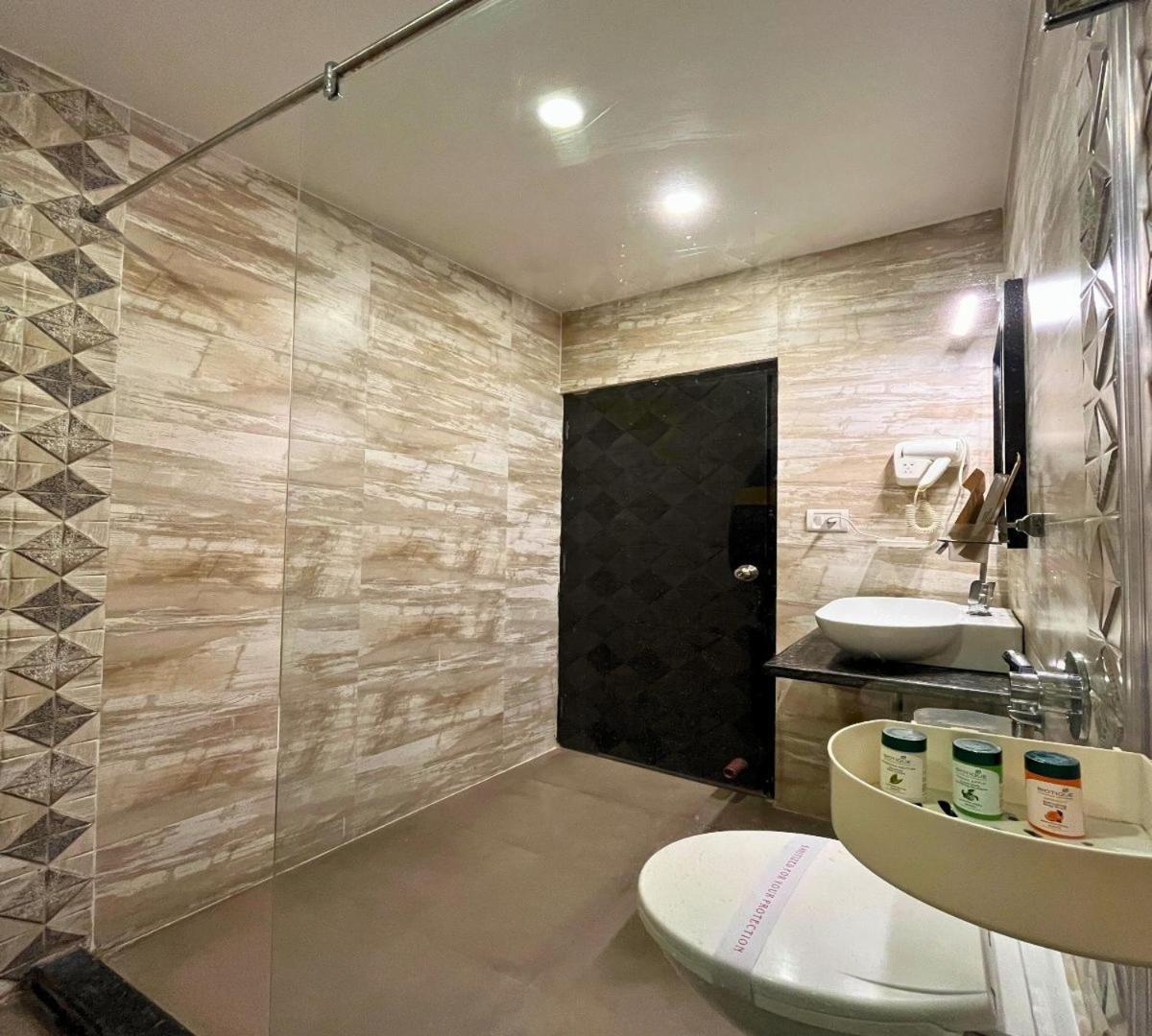 Hotel Runway Inn Pura Raghunath Екстер'єр фото